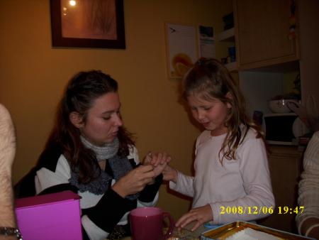 DEBORAH&MOI  A LA CONFECTIONS  DES BRACELETS EN PERLES